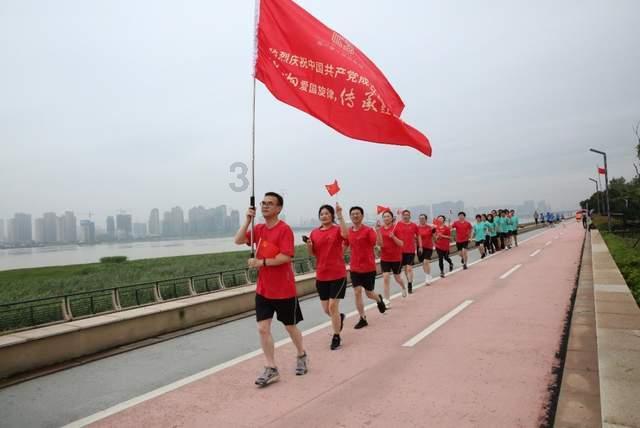 虽是诗人弃妇,凭什么变成大发国难财的精明女商人